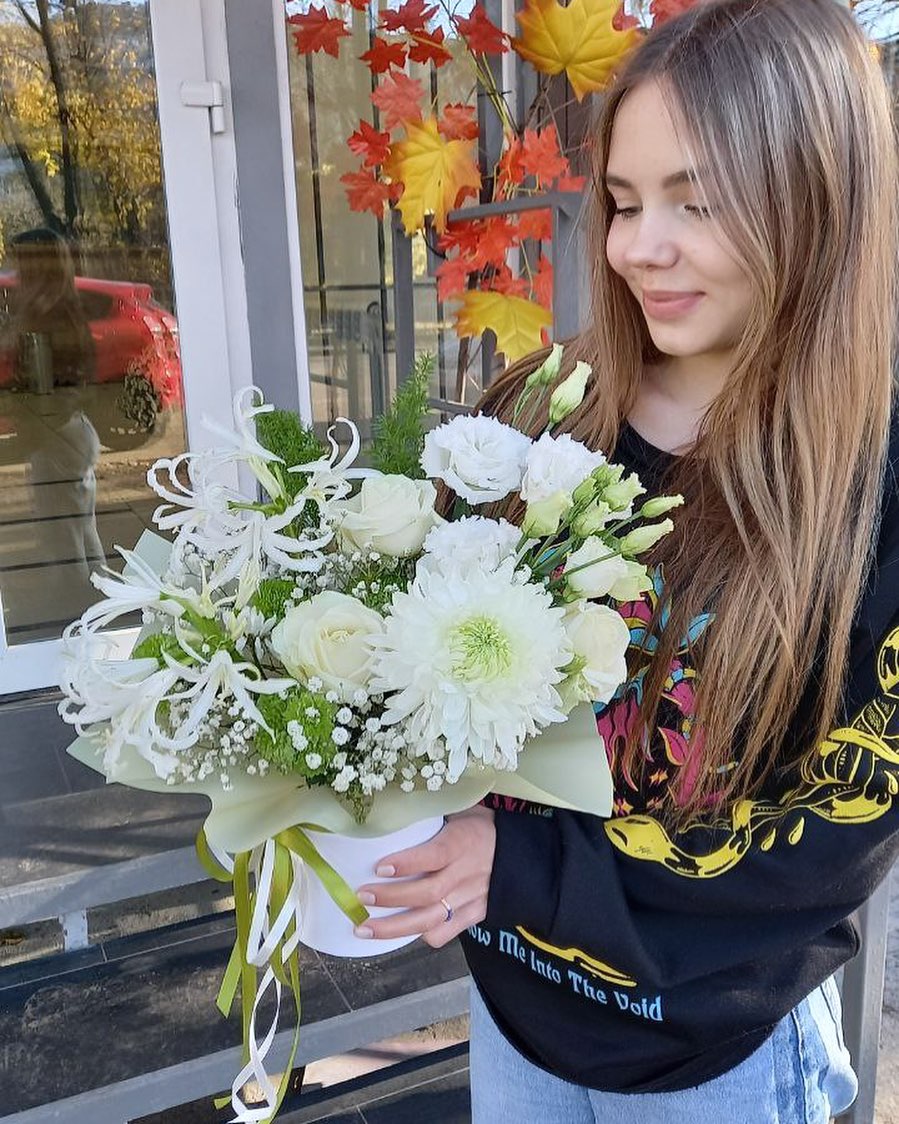Ніжний білий букет у коробці з осінніми квітами