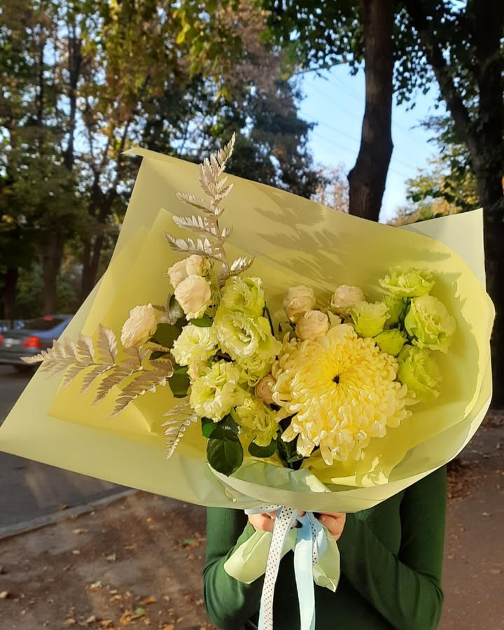 Букет сонячних хризантем та еустом у світло-жовтій упаковці