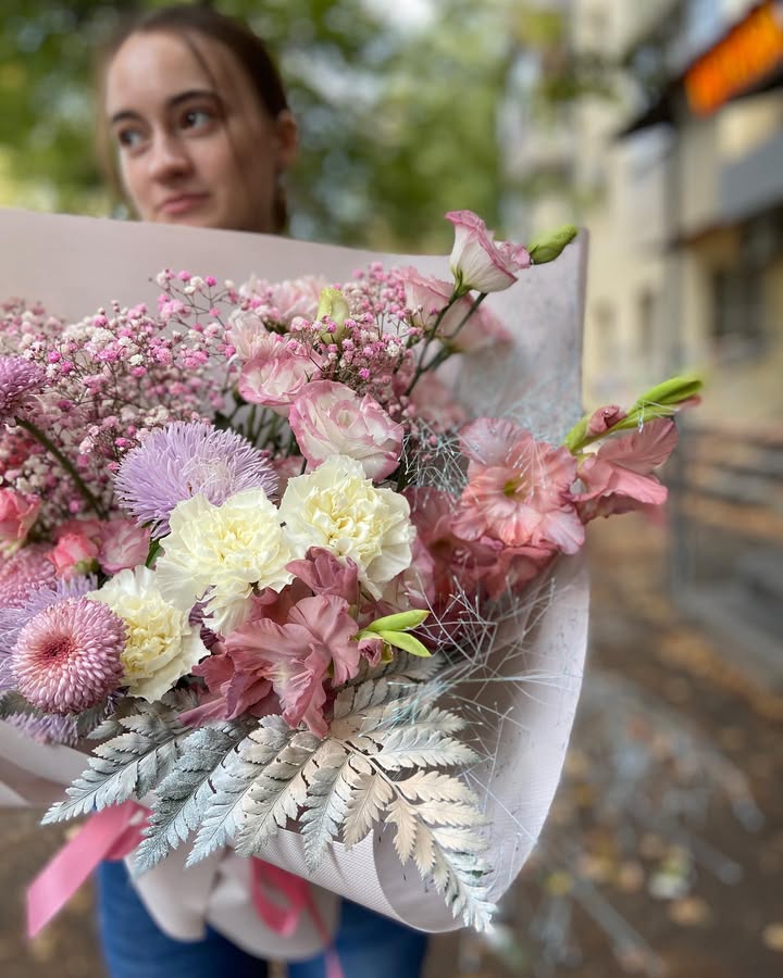 Букет з ніжно-рожевими та кремовими квітами для осіннього настрою