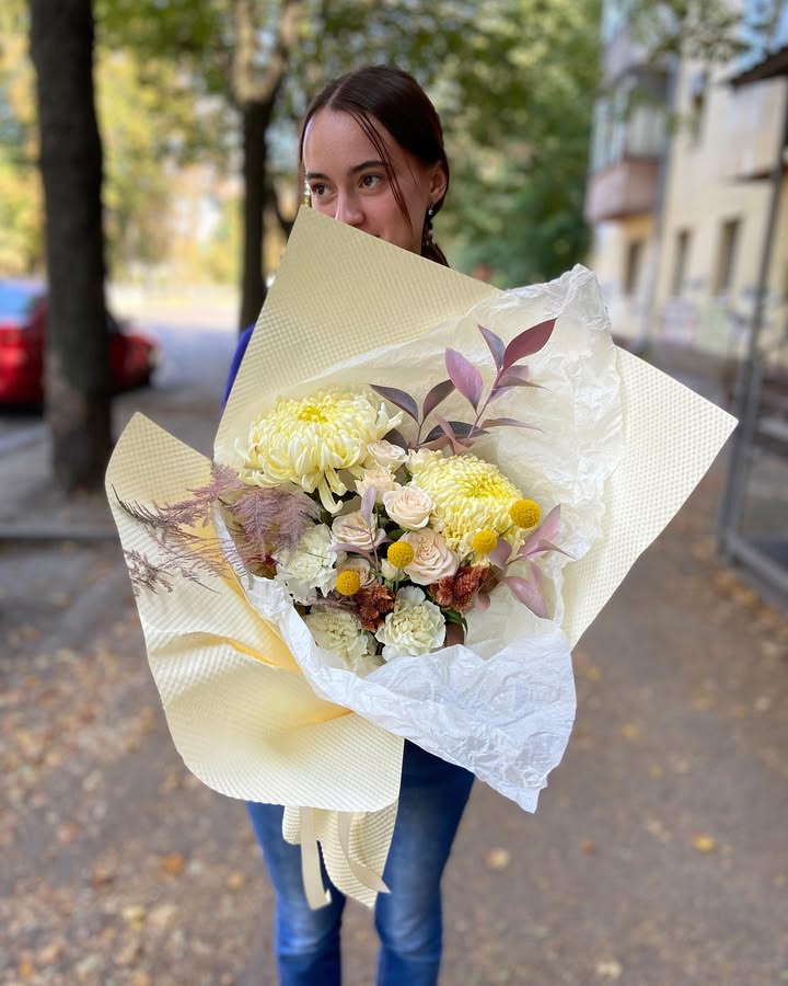 Букет з хризантемами в світло-жовтих та пастельних тонах