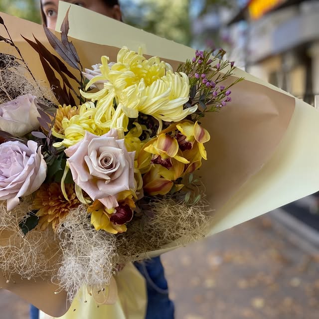 Об'ємний букет з хризантемами, орхідеями та трояндами