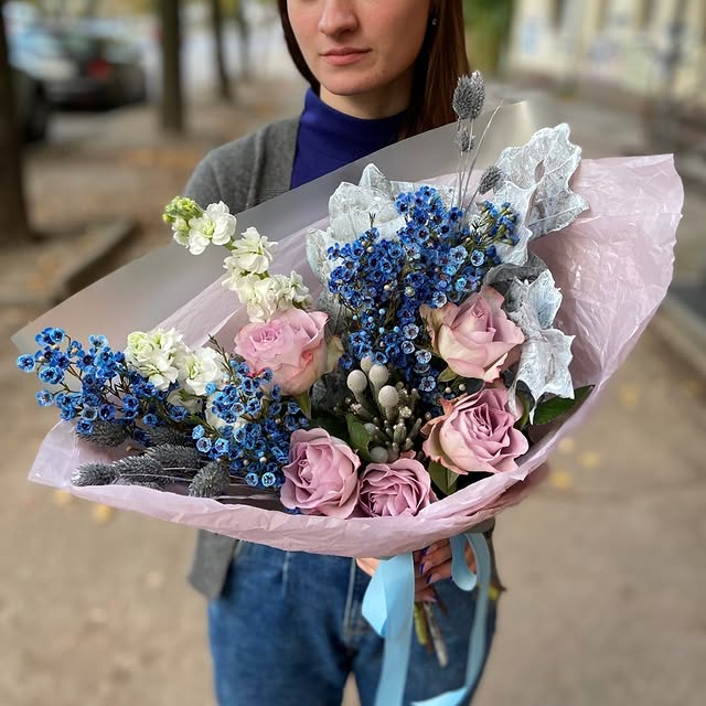 Букет з ніжно-рожевих троянд та синіх квітів у холодних відтінках