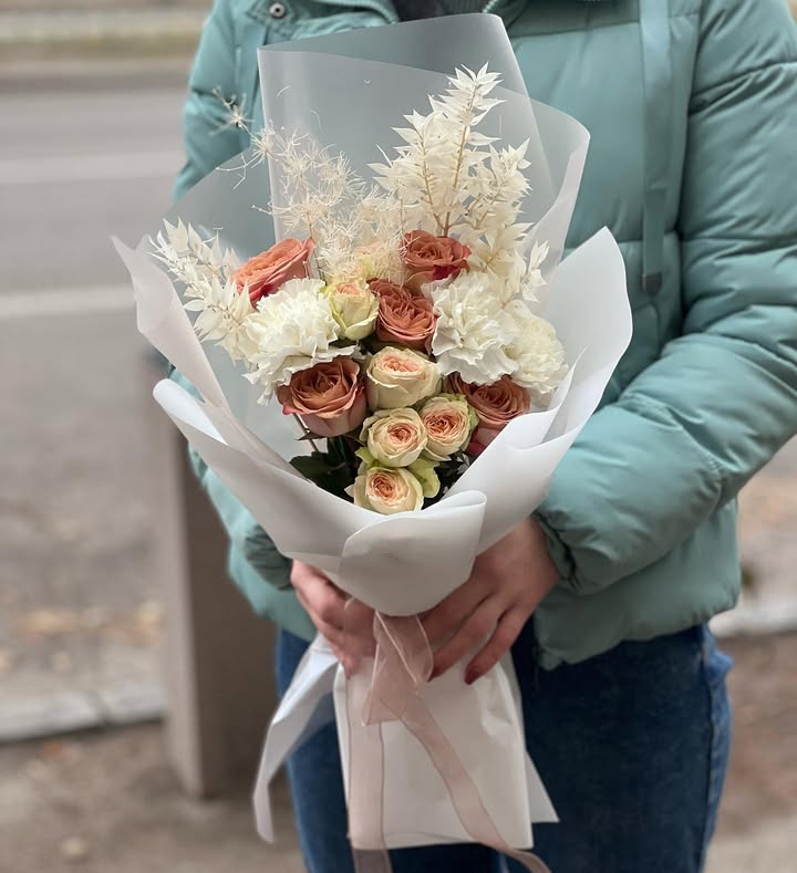 Карамельний квітковий букет з трояндами та білими квітами
