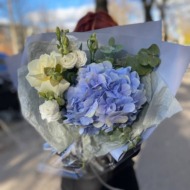 Класичний букет із еустоми, гортензії та троянди