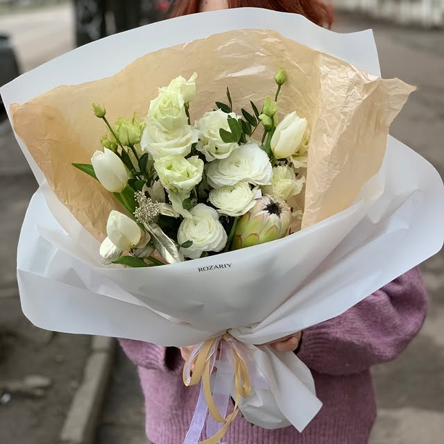 Сніжно-білий зимовий букет з тюльпанами та ранункулюсами