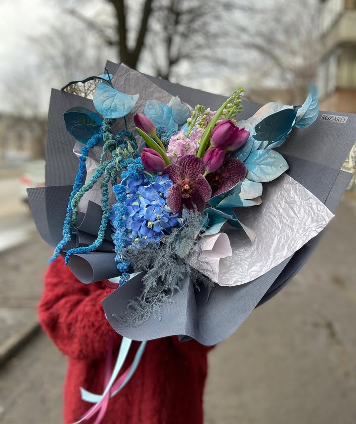 Розкішній збірний букет з синіми та фіолетовими квітами