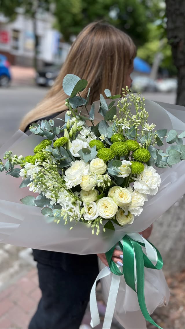 Букет з білими трояндами та зеленими хризантемами