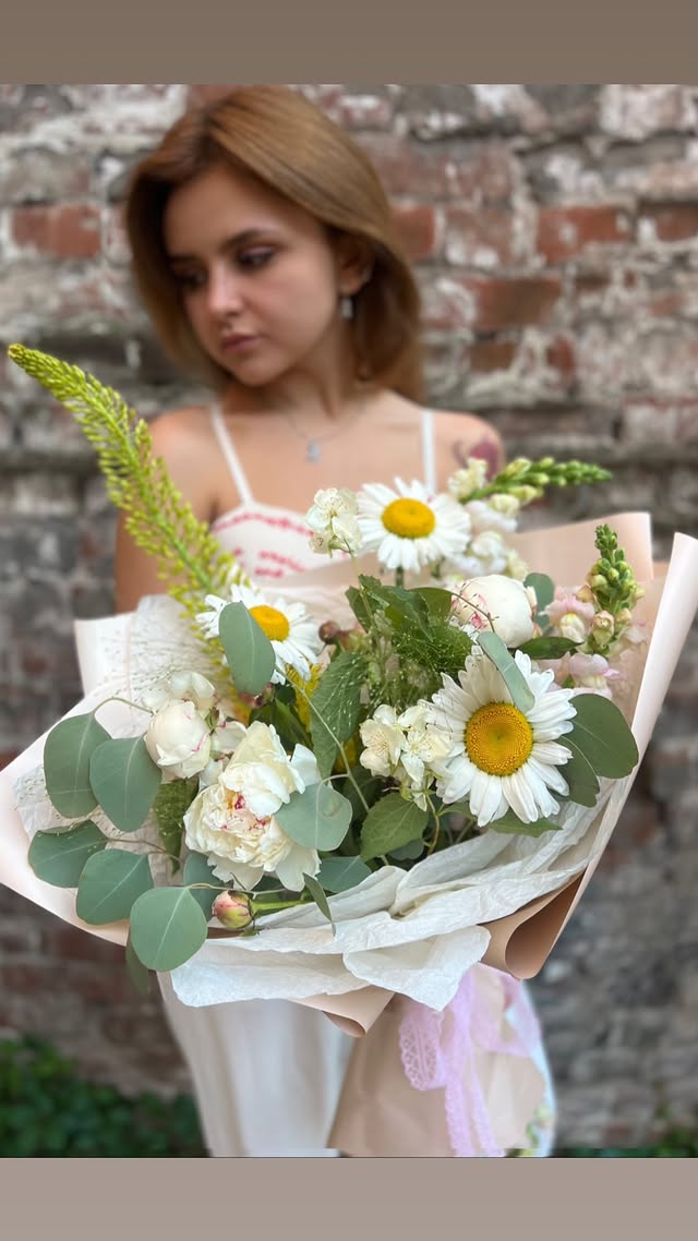Ніжний букет з ромашками та півонеподібними трояндами