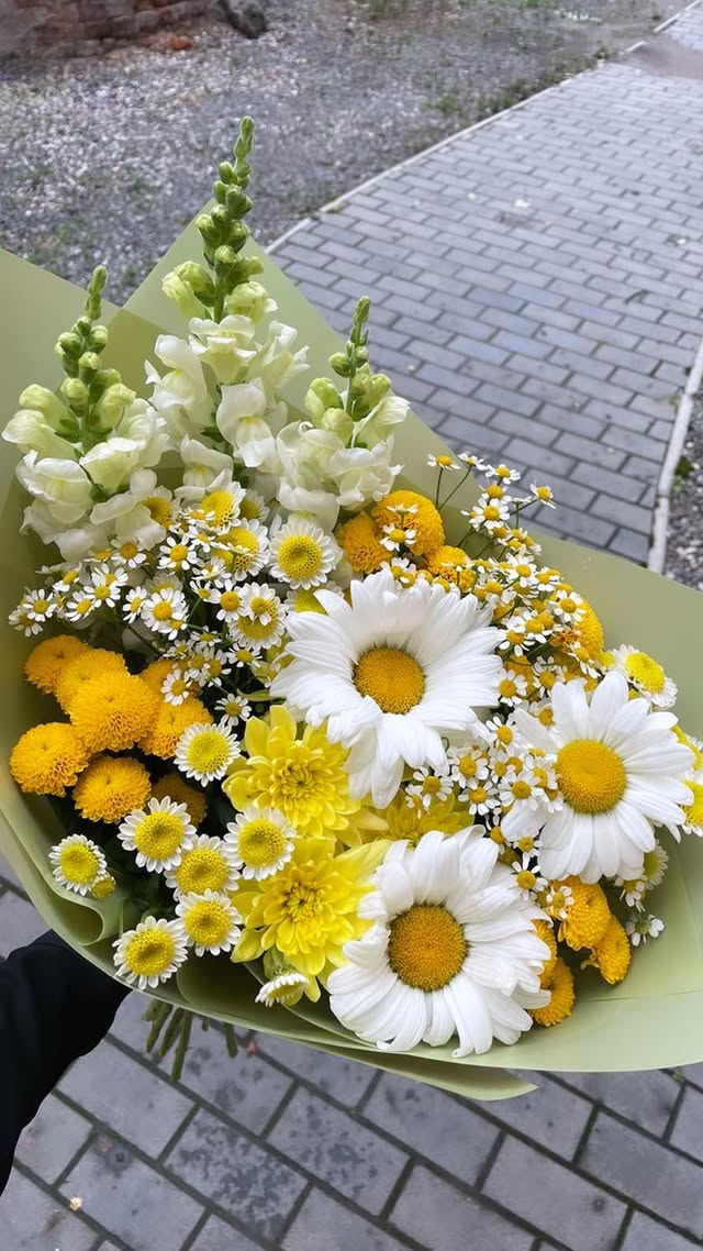 Яскравий літній букет з ромашками та жовтими квітами