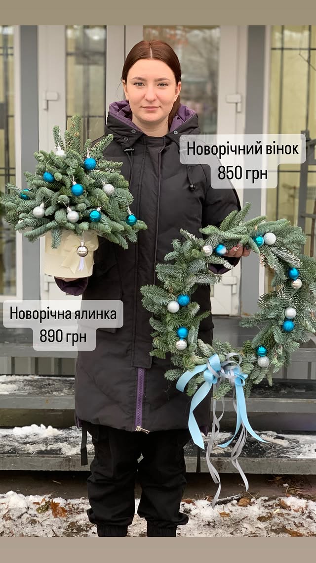 Новорічний вінок з лазурово-білими прикрасами