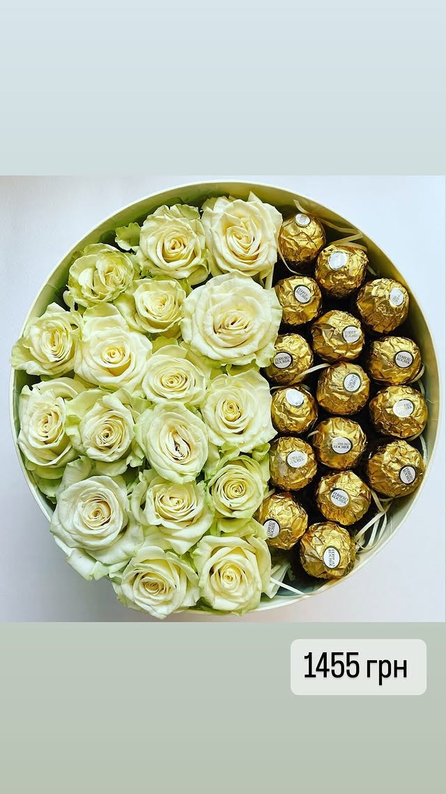 Подарункова коробка з білими трояндами та шоколадом Ferrero Rocher до Дня Закоханих