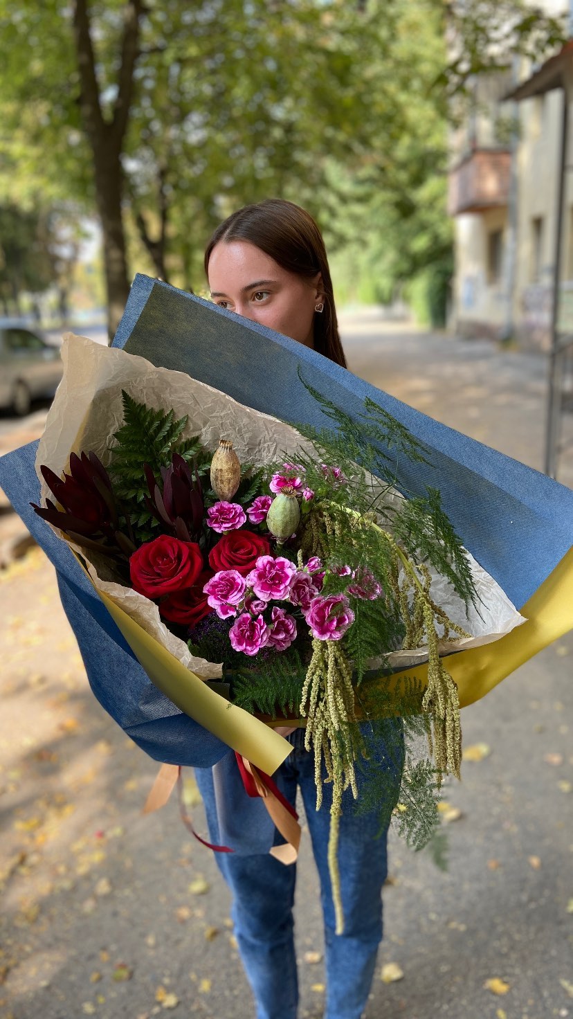 Осінній букет із червоними трояндами та гвоздиками