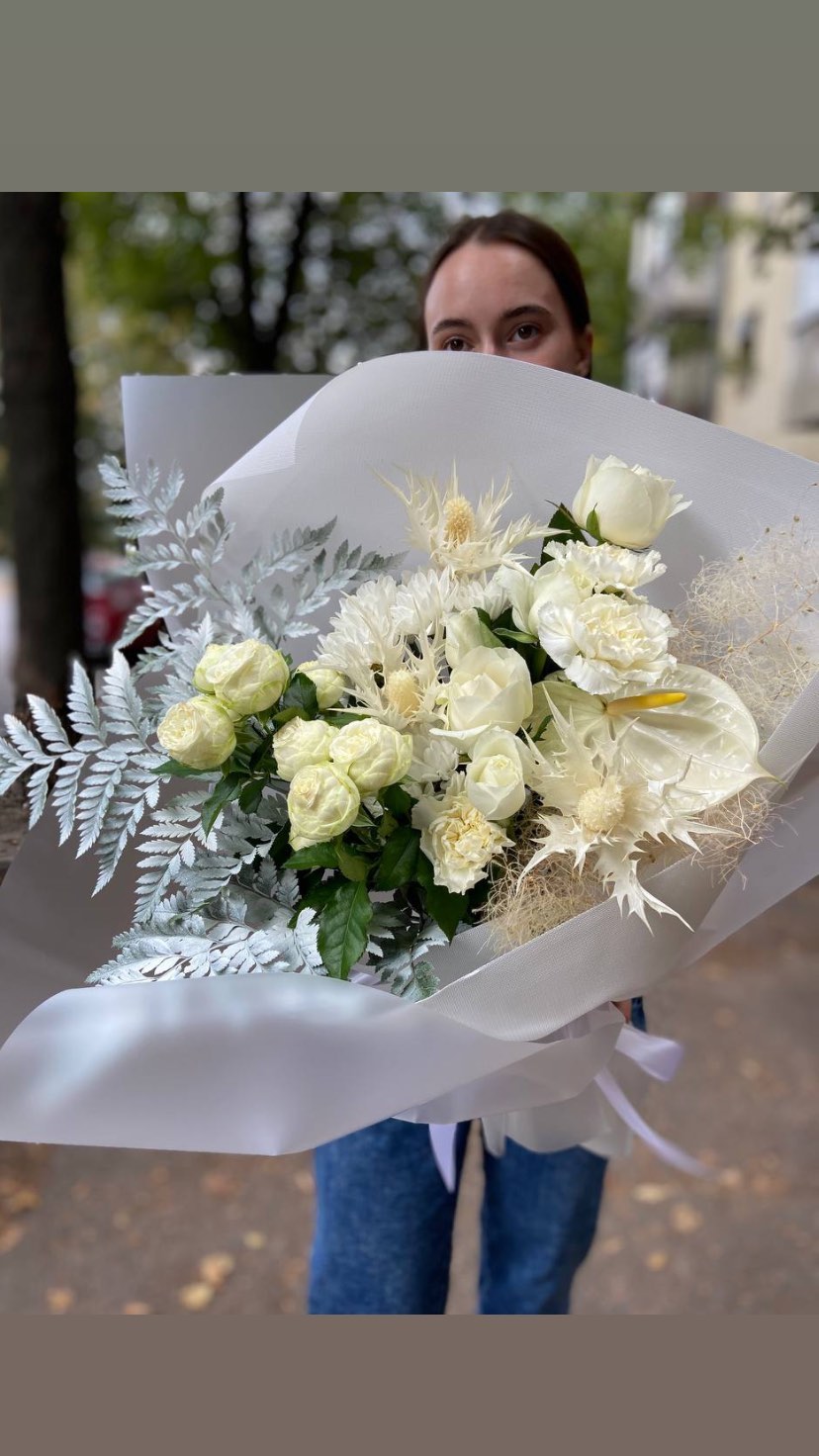 Букет із білих троянд та елегантних осінніх квітів