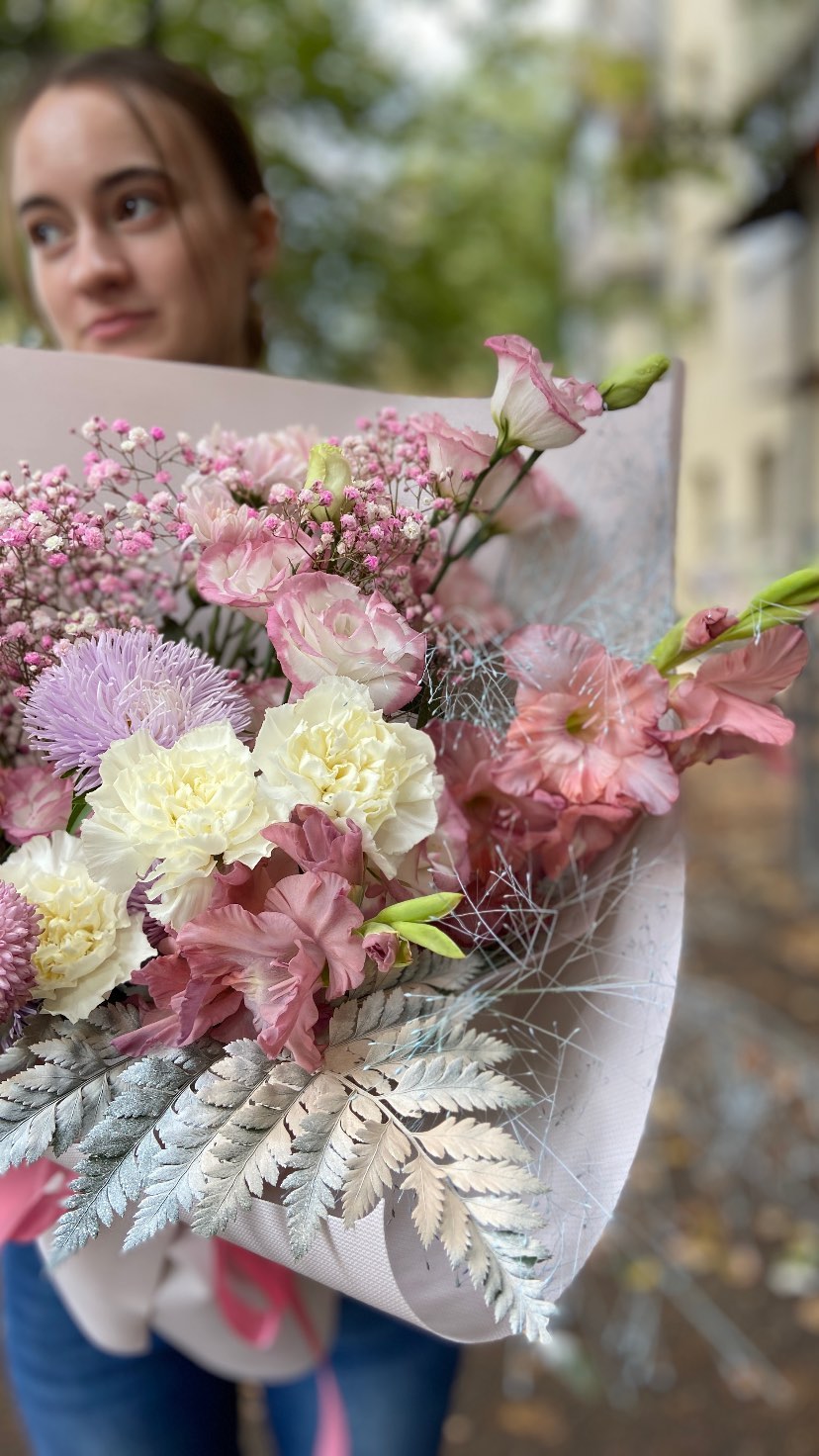 Осінній букет із гвоздиками та рожевими квітами