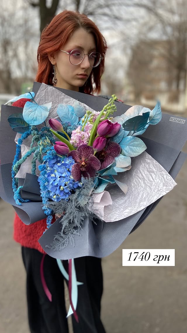 Авторский букет с синими гортензиями, пурпурными орхидеями и тюльпанами